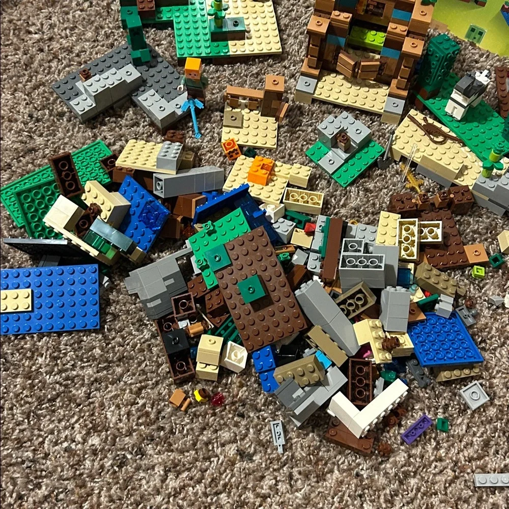 LEGO Minecraft #21135 The Crafting Box 2.0 Open and Built Set Missing Pieces
